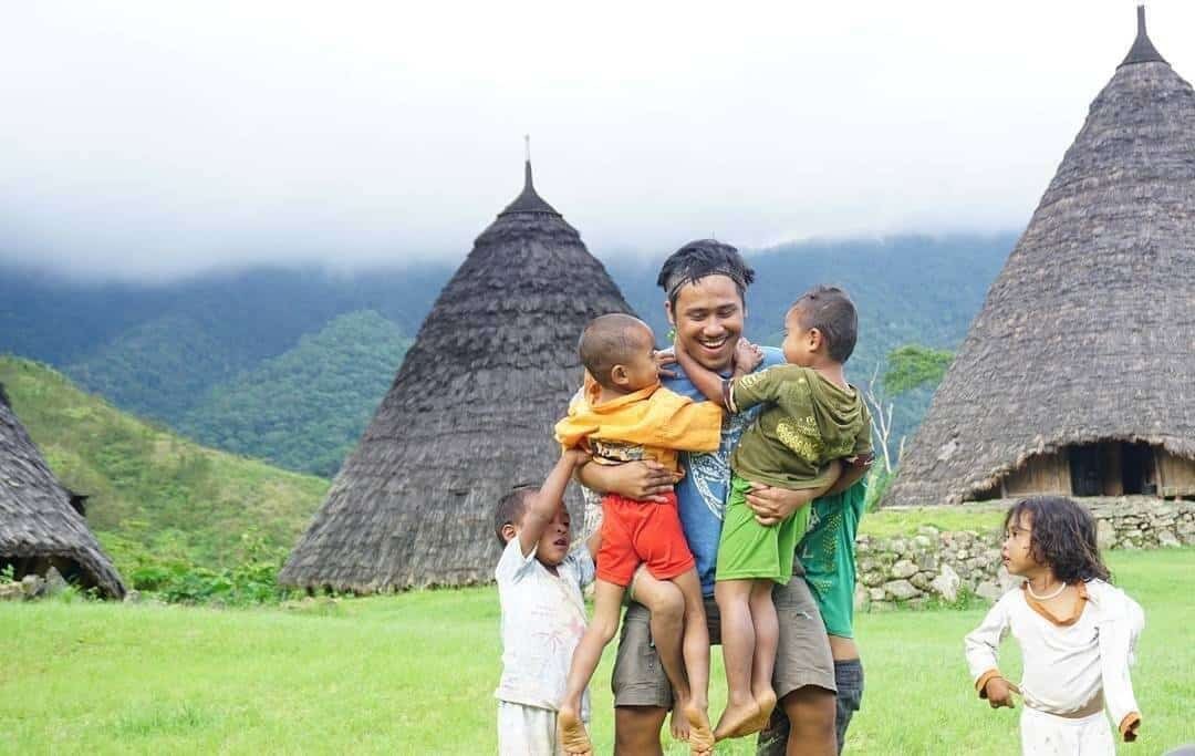 Bermain bersama Suku Manggarai di Wae Rebo (sumber instagram @waerebo)