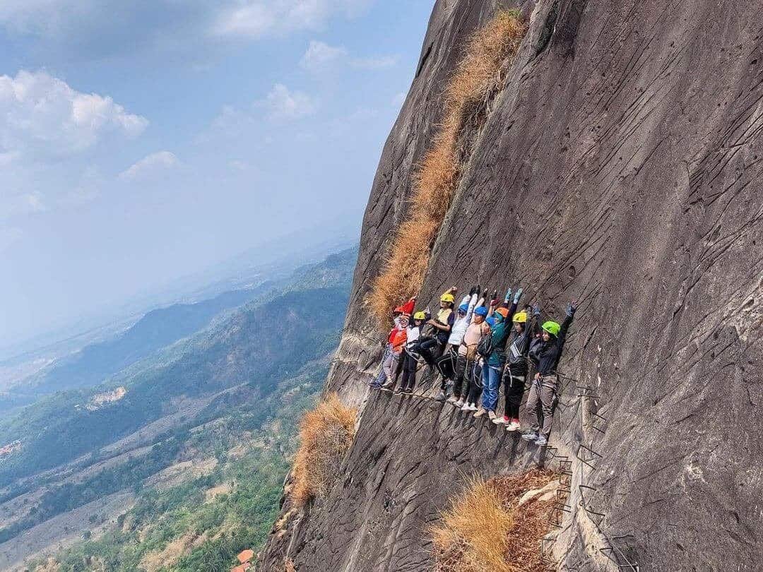 Mendaki gunung andesit tertinggi di Indonesia melalui jalur Ferrata atau tangga besi jadi salah satu aktivitas anti-mainstream2