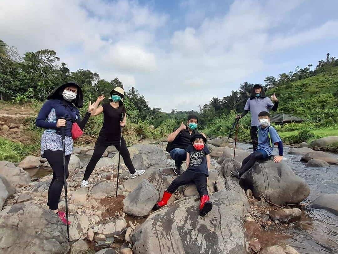 Menyusuri sungai di Sentul, Bogor (sumber instagram @sentul_hill_trekking)