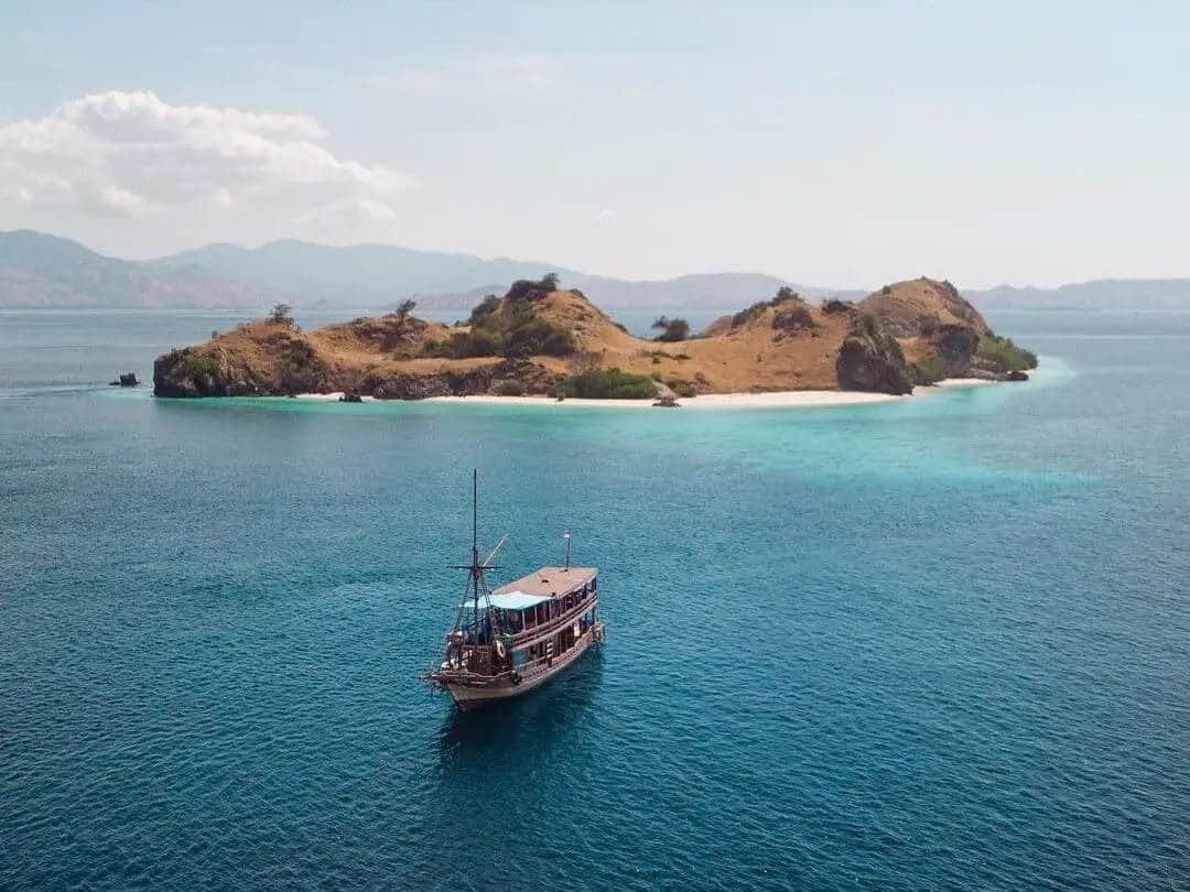 Naik kapal ke Pulau Padar (sumber instagram@travelingwithfahim)