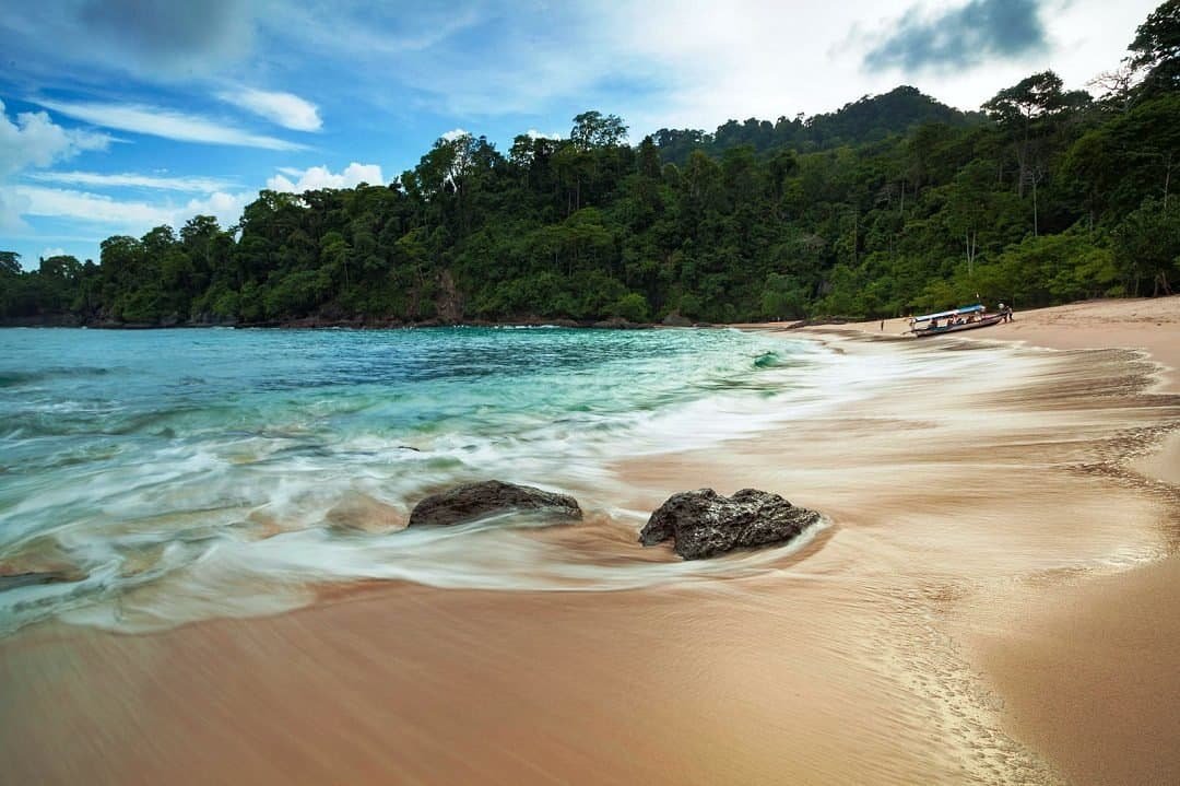 Pantai teluk hijau (sumber banyuwangi.net)
