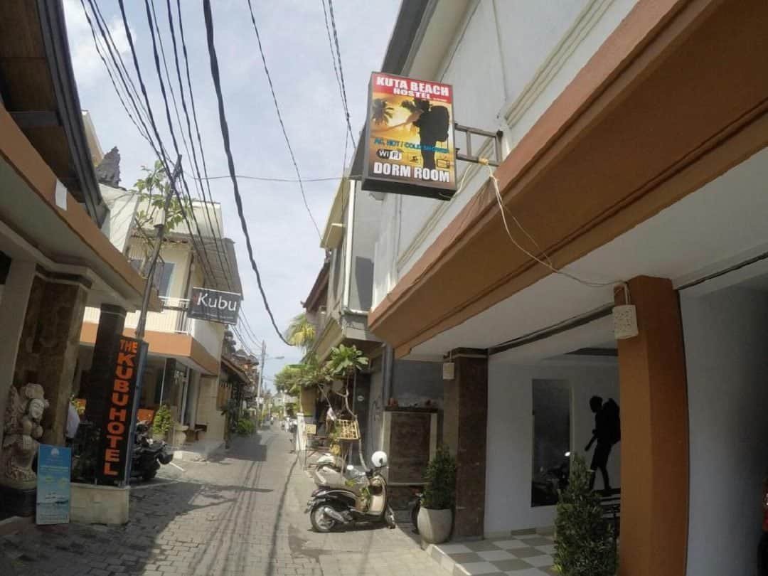Kuta Beach Hostel (sumber agoda.com)