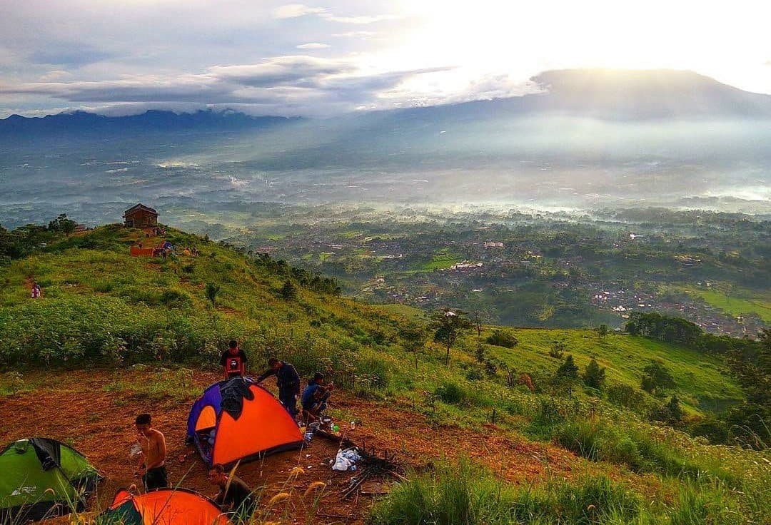 Berkemah di Bukit Alesano (sumber mymilk.com)