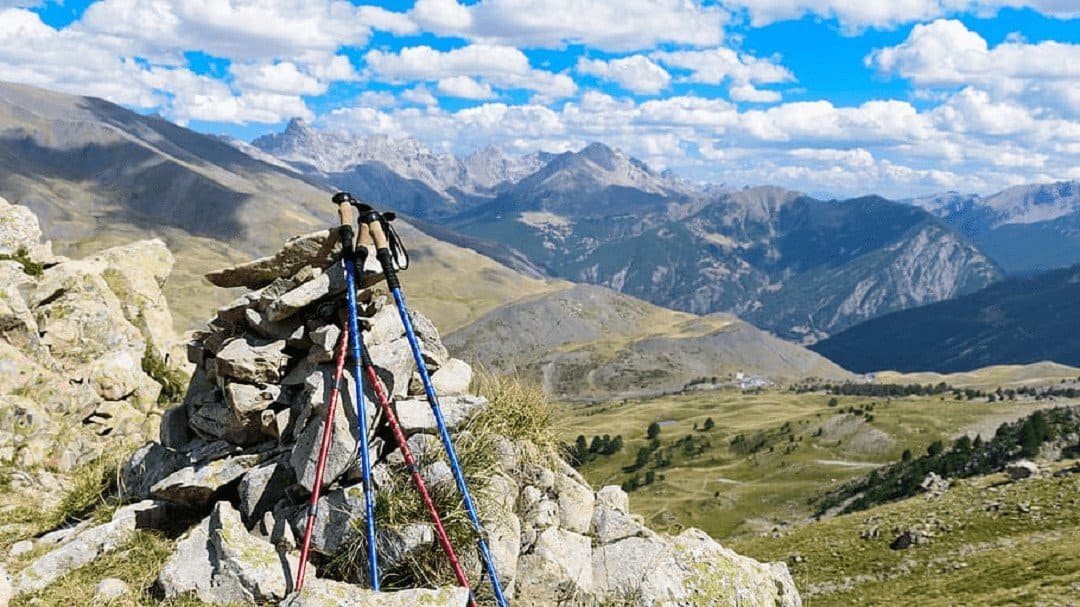 Alat-Alat Trekking Yang Wajib Dipunyai