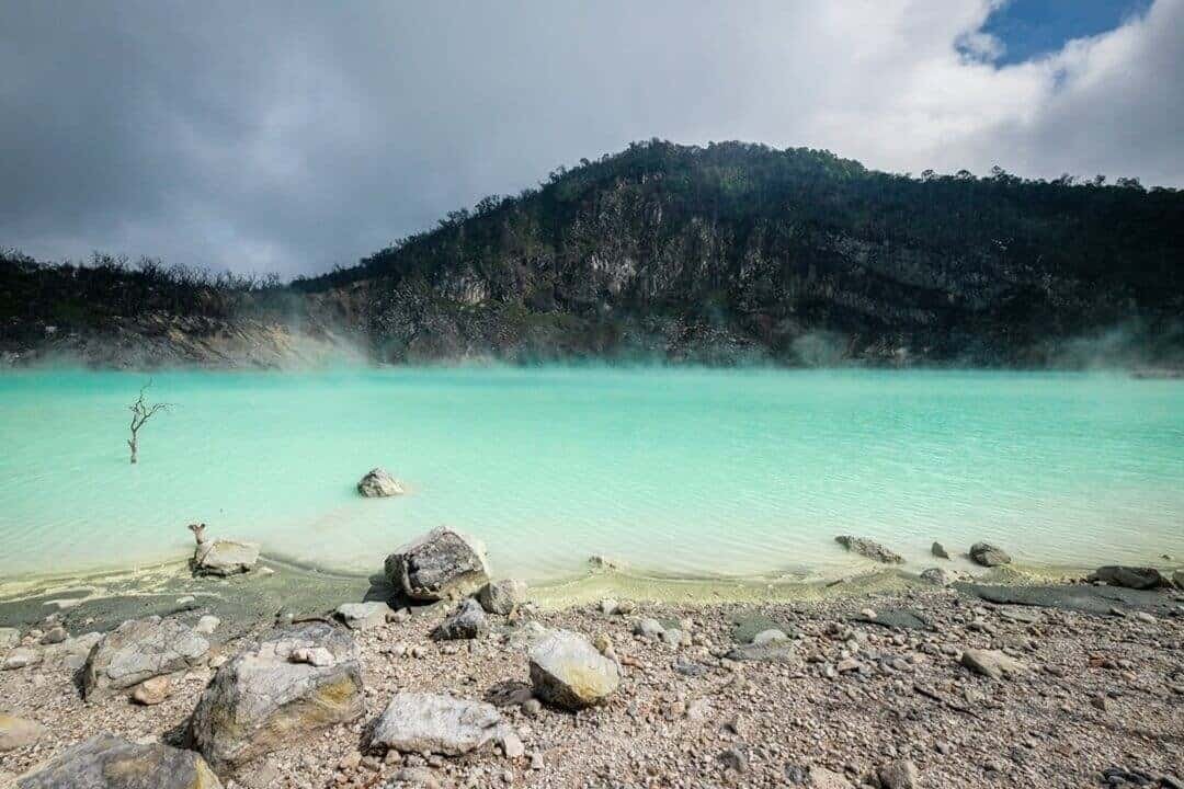 Kawah Putih - Keajaiban Alam Bandung (Sumber theworldtravelguy.com)