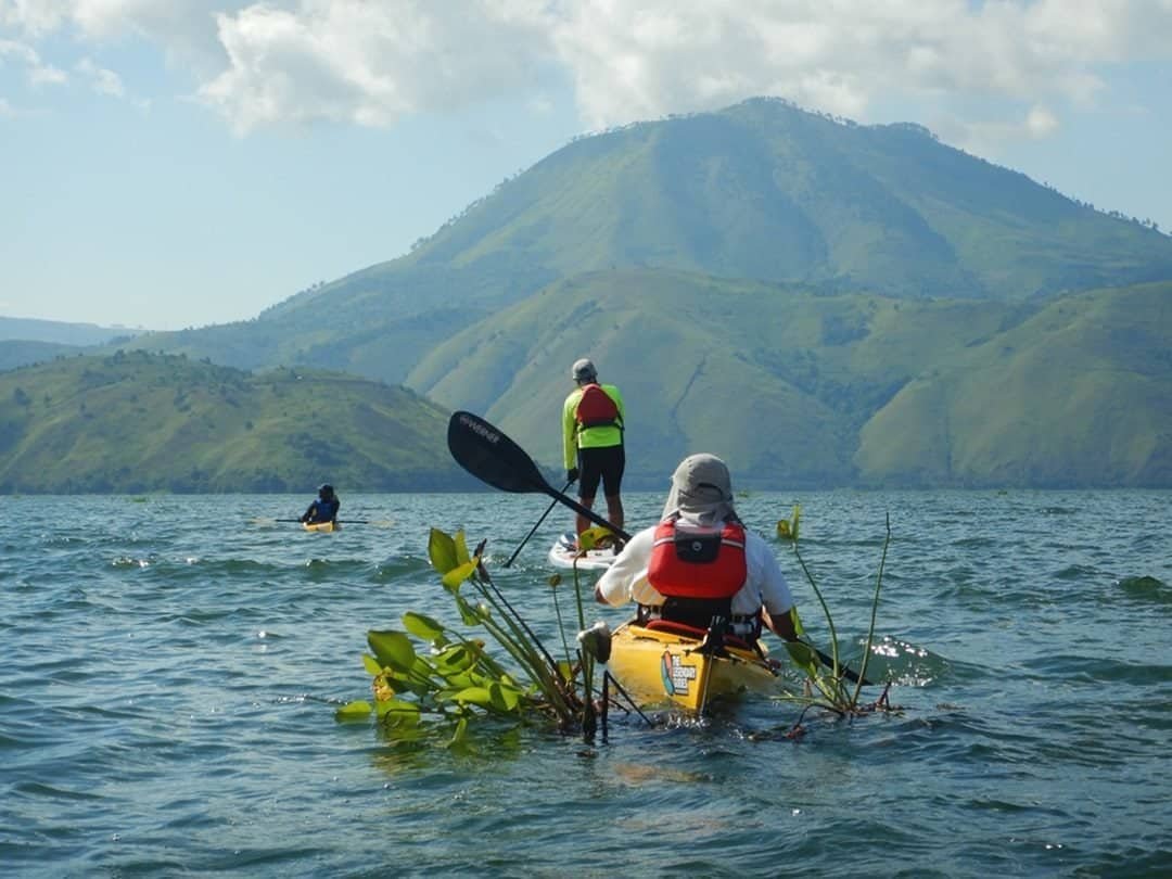 Kayaking Lake Toba (Sumber nigel-kayak.blogspot.com)