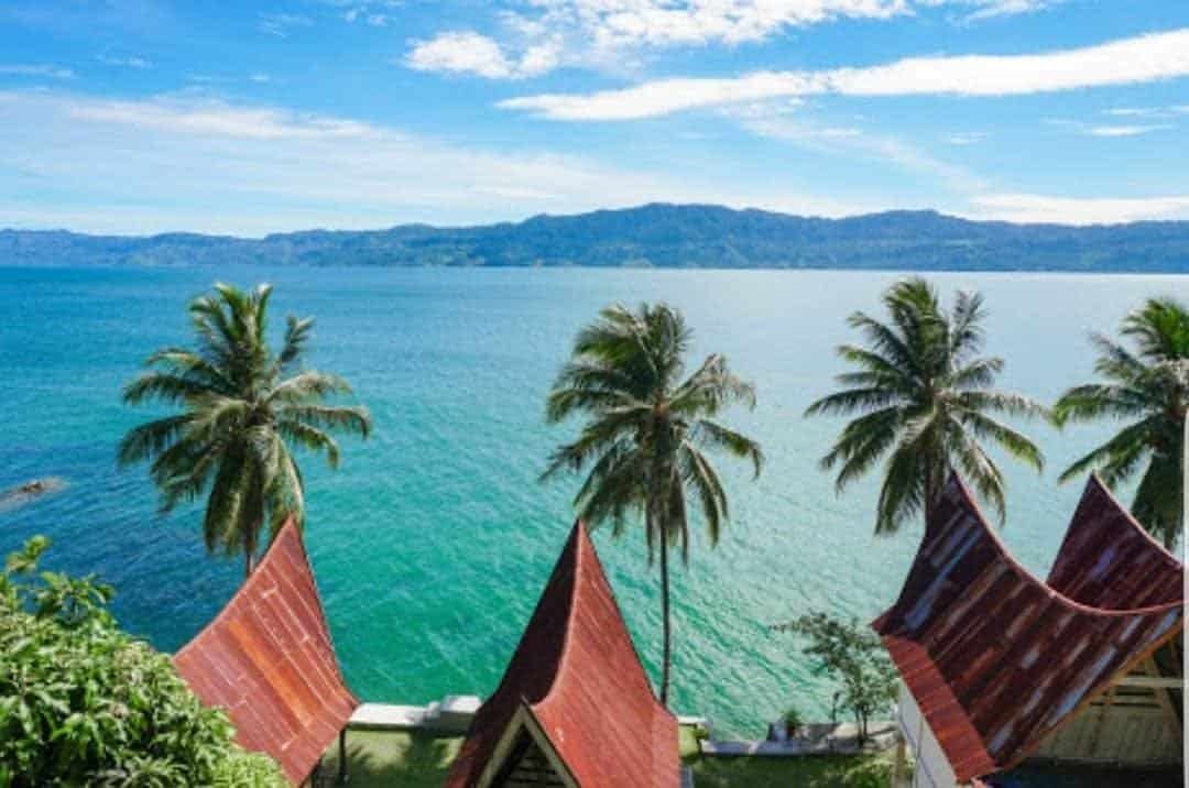 Keindahan Danau Toba dan Pulau Samosir Di Tengah Danau (sumber peakd.com)