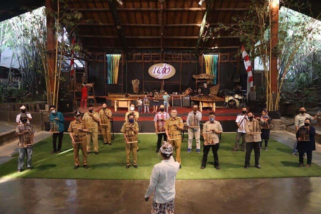 Saung Angklung Udjo - Kesenian Tradisional Bandung (sumber angklungudjo.com)