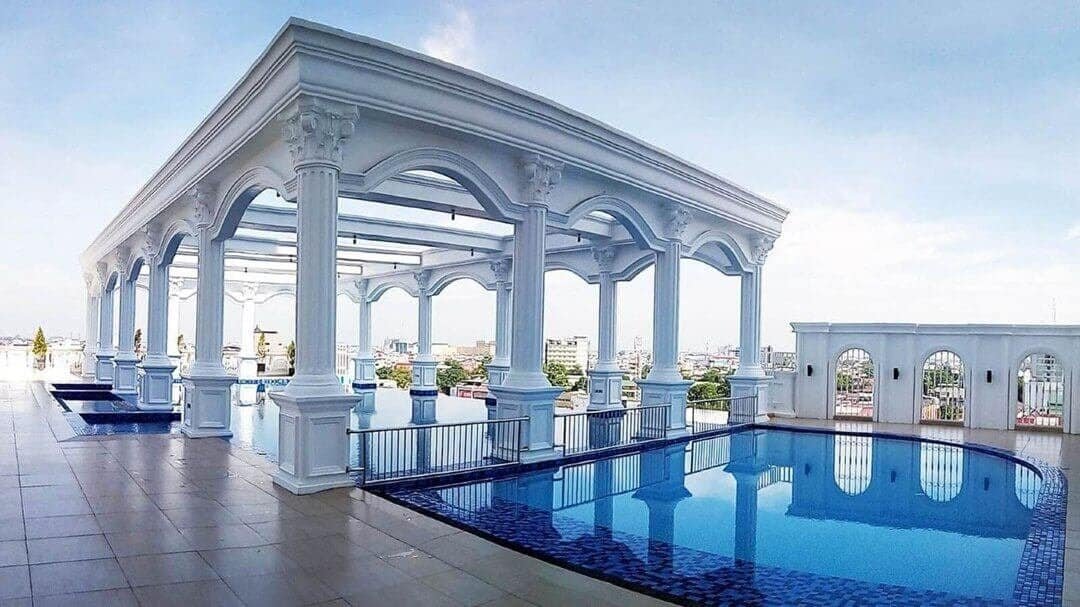 Adimulia Hotel Medan pool view (sumber skyscanner.com)