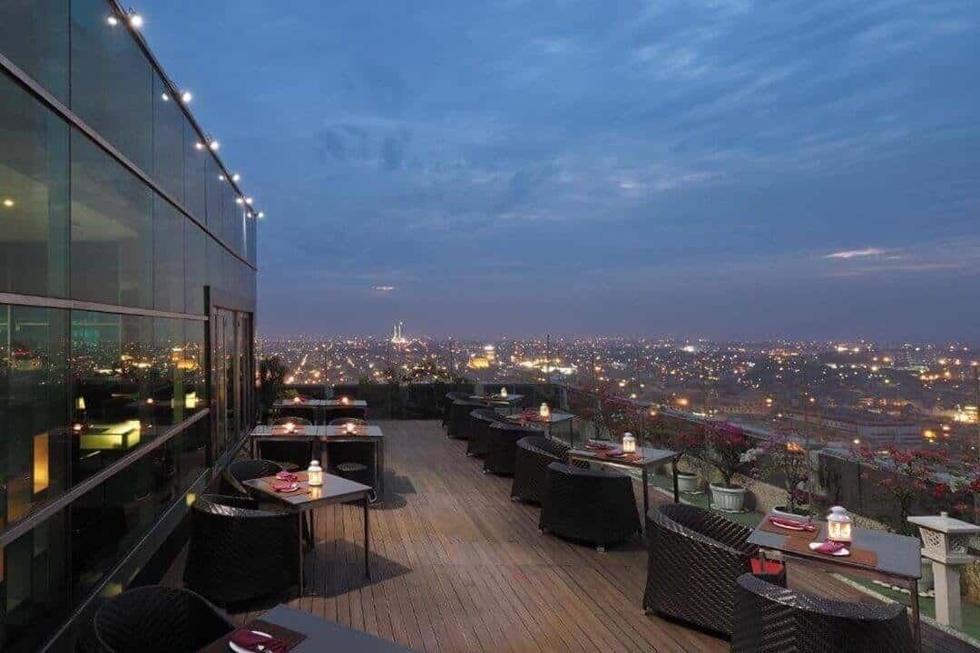Cambridge Hotel Medan rooftop restaurant (sumber booking.com)