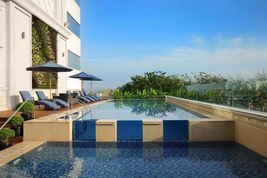 Four Points by Sheraton Medan pool view (sumber booking.com)