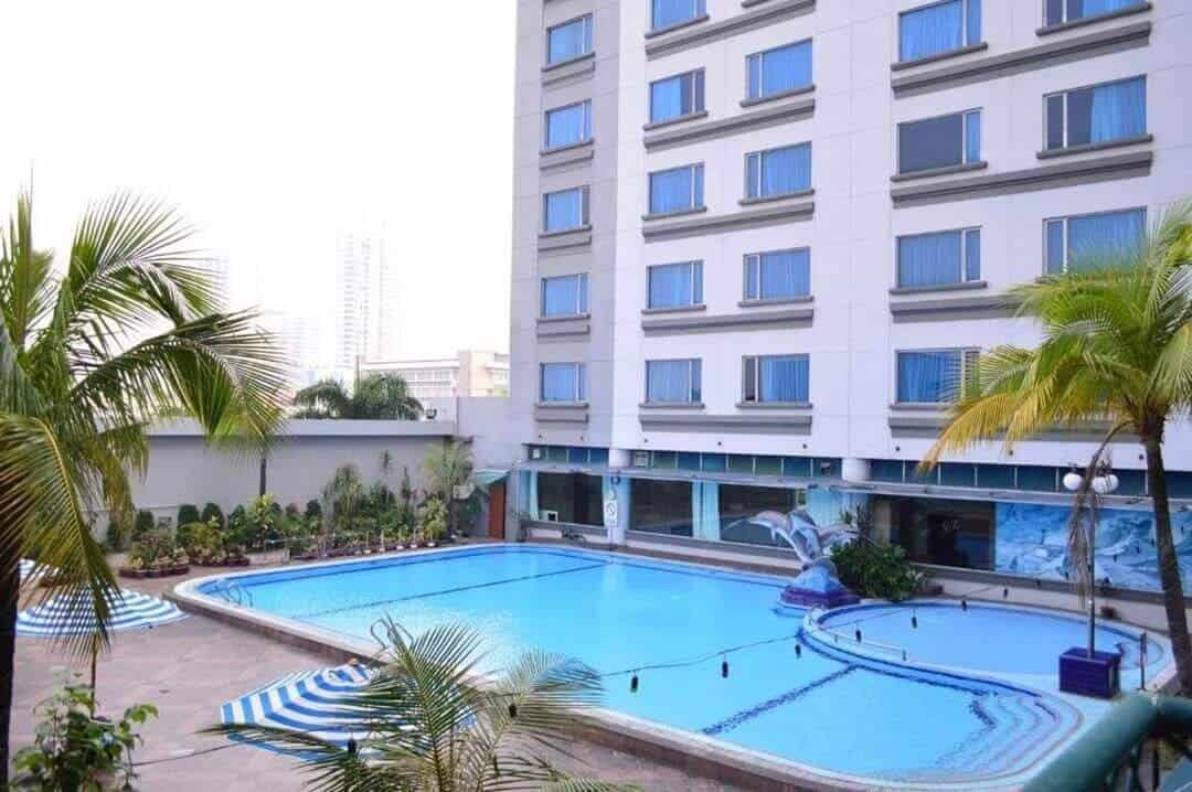 Grand Mercure Maha Cipta Medan Angkasa pool view (sumber booking.com)