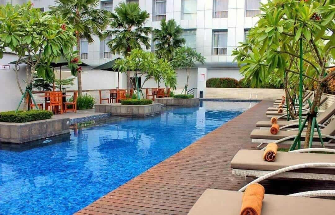 Hotel Santika Premiere Dyandra Hotel & Convention pool view (sumber booking.com)