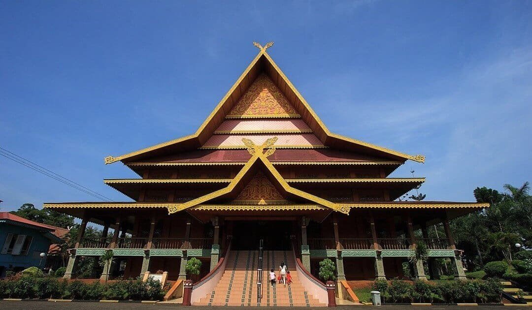 Rumah-Adat-Kepulauan-Riau (sumber diskursusnetwork.com)