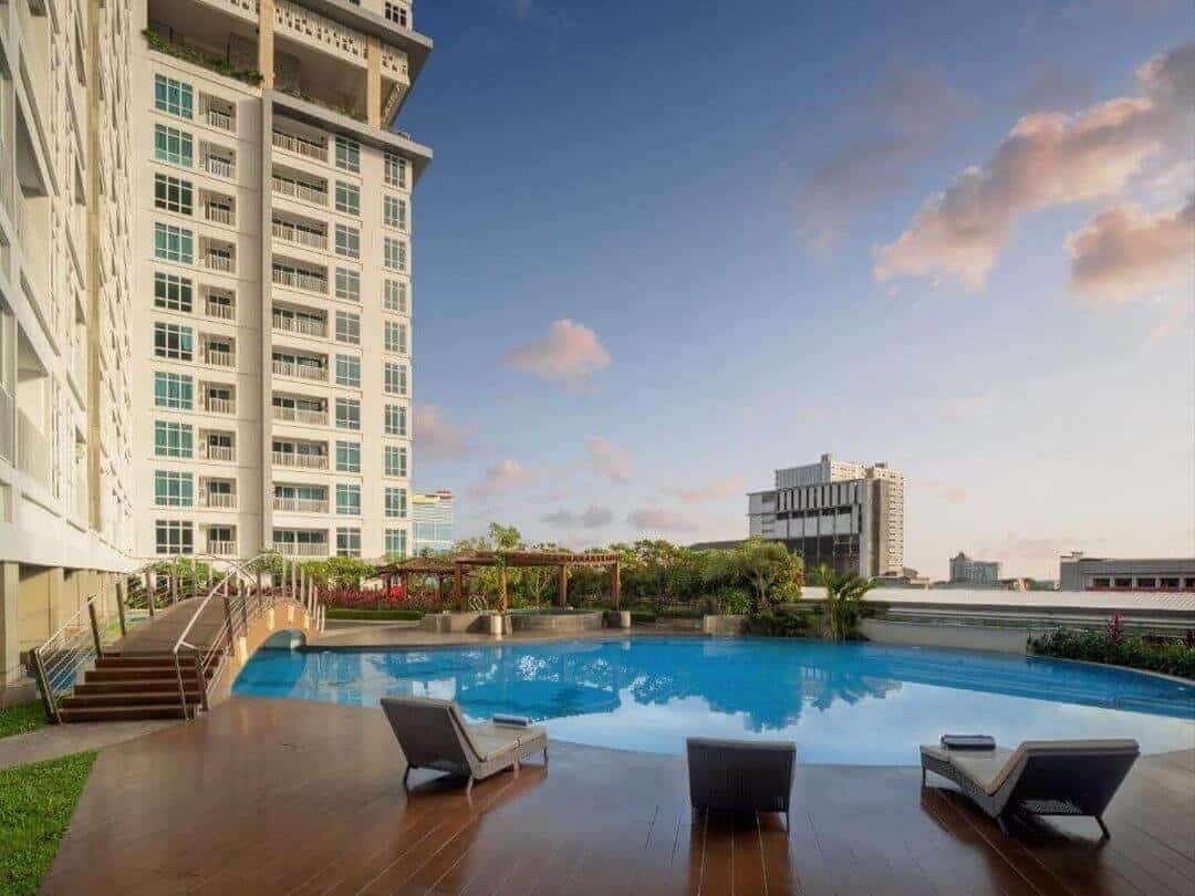 The Reiz Suites ARTOTEL Curated pool view(sumber booking.com)
