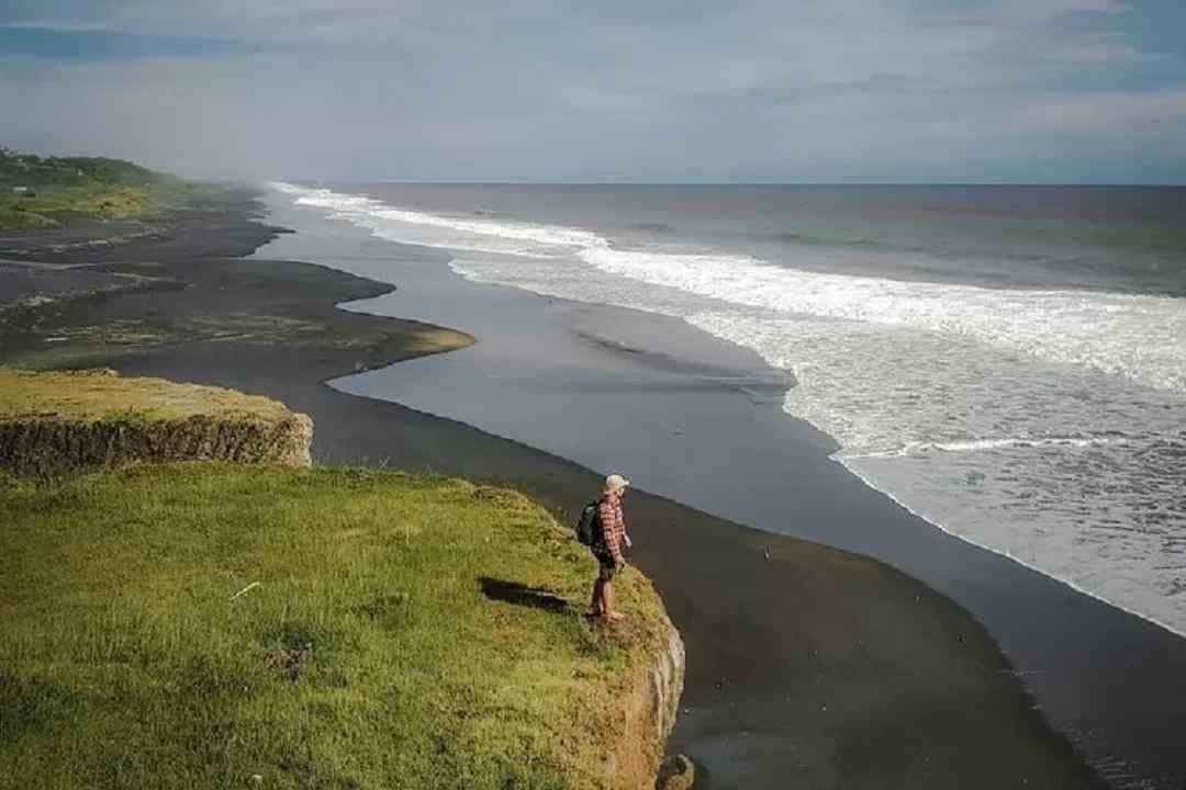 Pantai Pasir Hitam