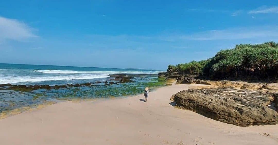 Pantai Ujung Genteng Pasir Putih