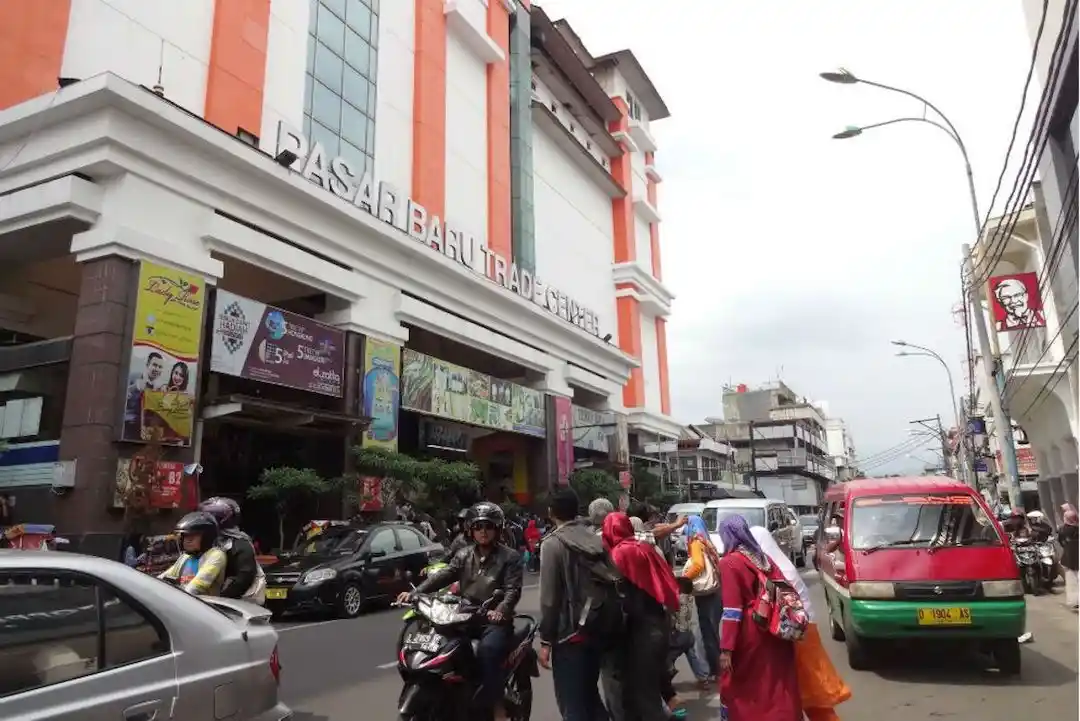 Area belanja Pasar Baru Trade Center yang ramai dan penuh warna