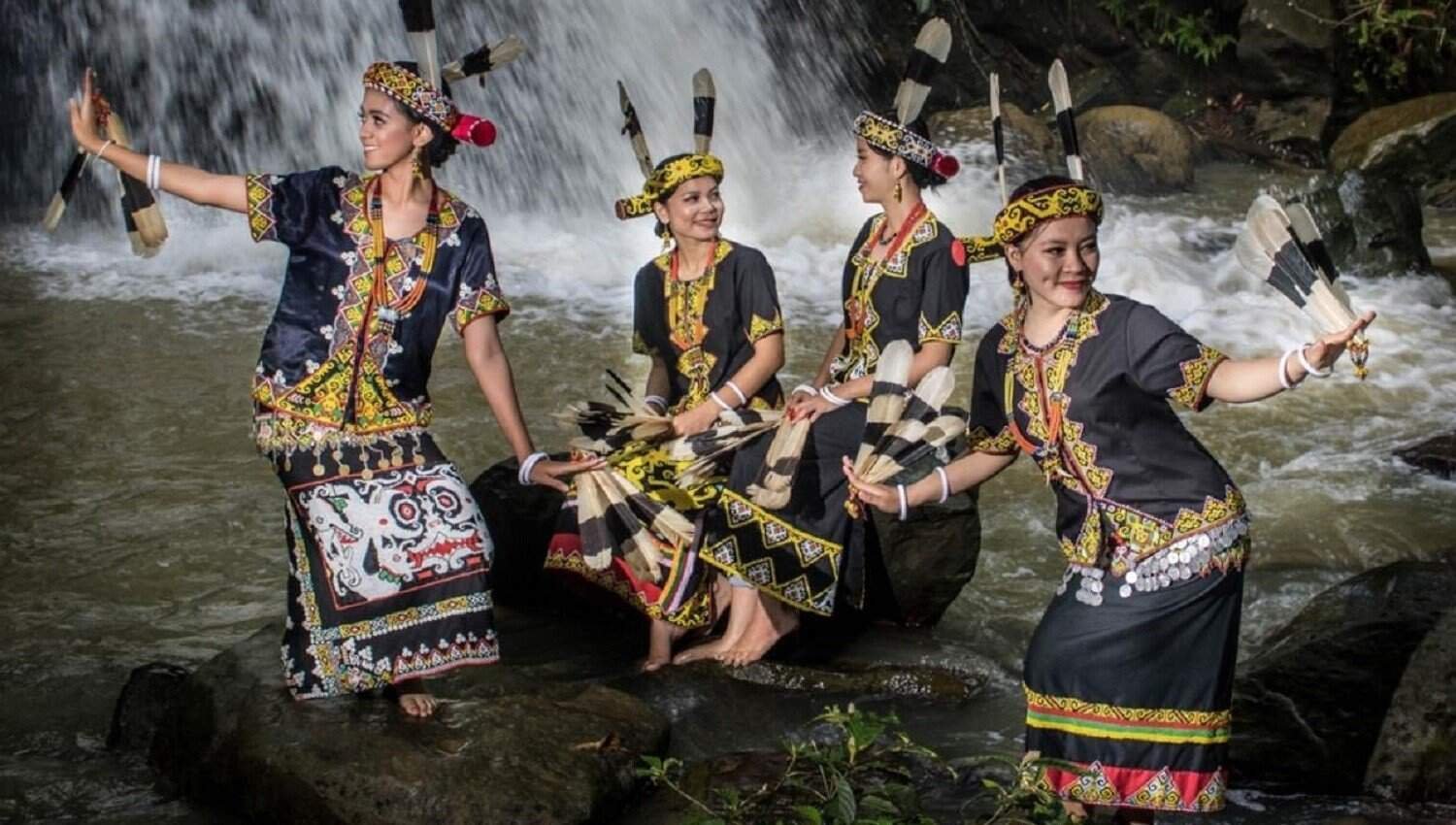 Pakaian Adat Kalimantan Selatan