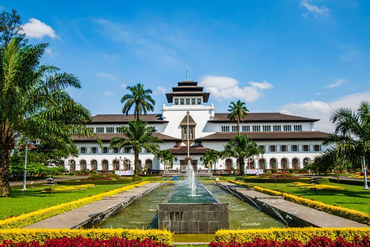 Gedung Sate Bandung dengan arsitektur unik dan ikon kota (sumber king-adventure.com)