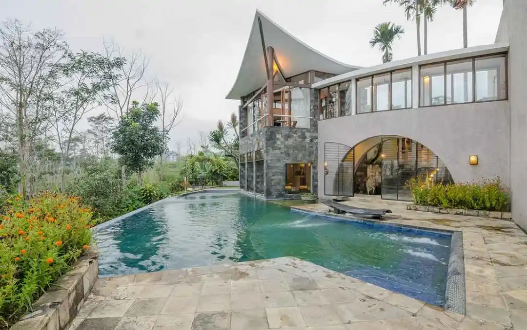 villa private pool malang